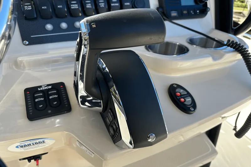 Slide: The Image of Boston Whaler 250 DAUNTLESS 2022 - 15