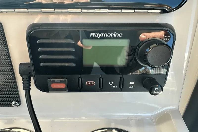 Slide: The Image of Boston Whaler 250 DAUNTLESS 2022 - 17