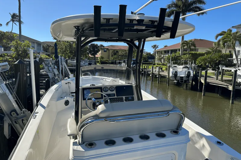 Slide: The Image of Boston Whaler 250 DAUNTLESS 2022 - 20