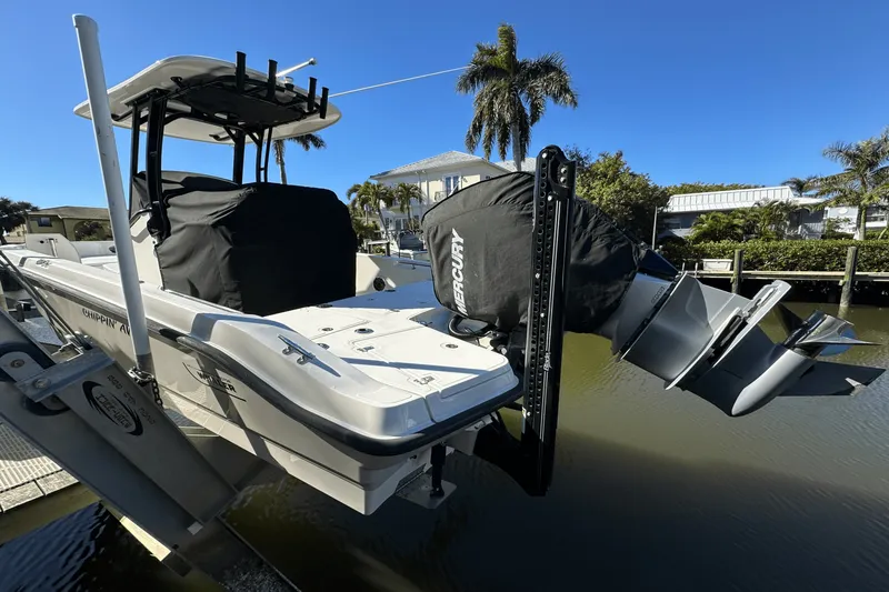Slide: The Image of Boston Whaler 250 DAUNTLESS 2022 - 3