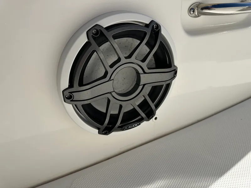 Slide: The Image of Boston Whaler 250 DAUNTLESS 2022 - 31