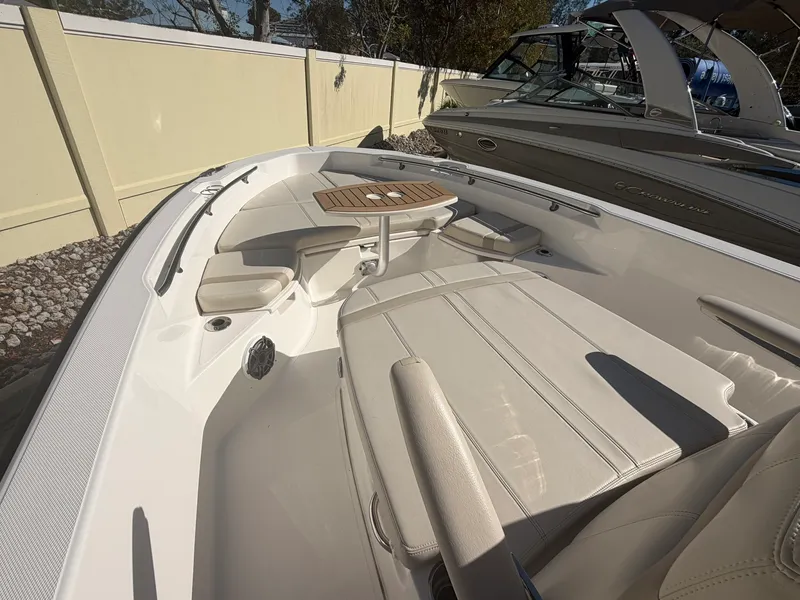 Slide: The Image of Boston Whaler 250 DAUNTLESS 2022 - 34