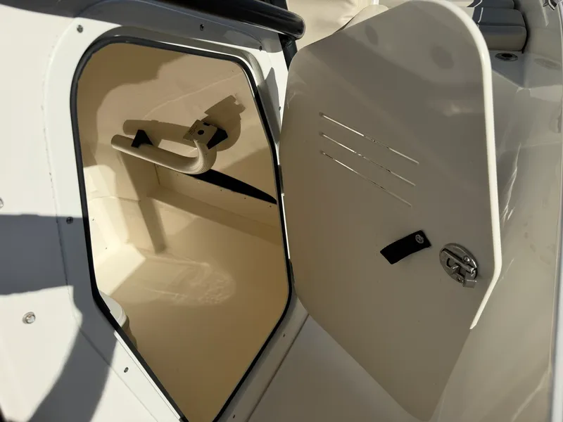 Slide: The Image of Boston Whaler 250 DAUNTLESS 2022 - 35