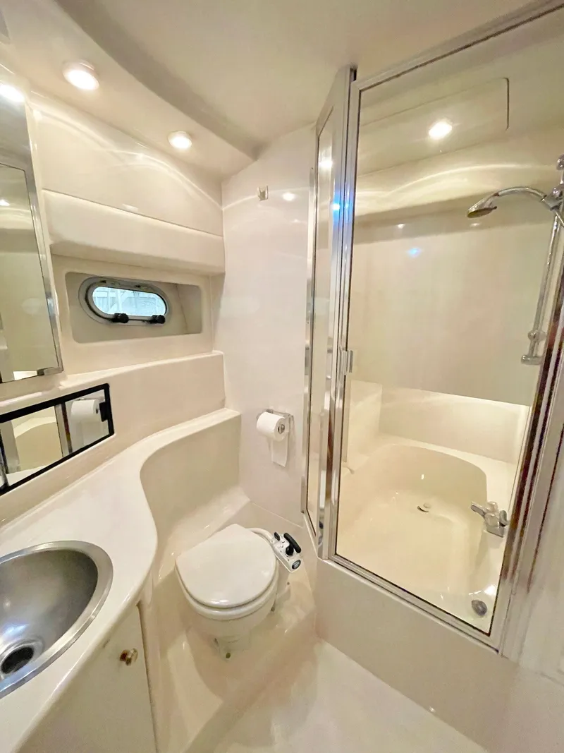 Slide: The Image of Bayliner 3988 Flybridge 1998 - 17