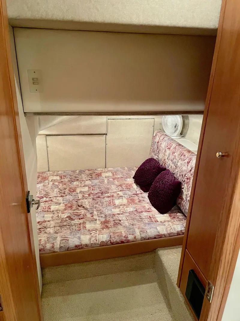 Slide: The Image of Bayliner 3988 Flybridge 1998 - 14