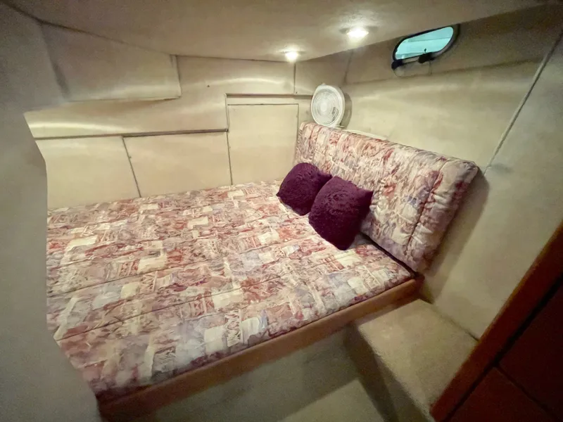 Slide: The Image of Bayliner 3988 Flybridge 1998 - 15