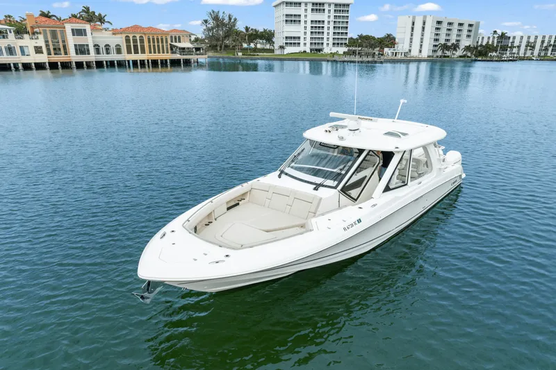 Slide: The Image of Boston Whaler 380 REALM 2022 - 15