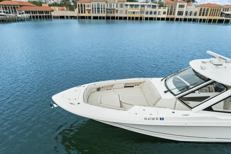 Slide: The Image of Boston Whaler 380 REALM 2022 - 16