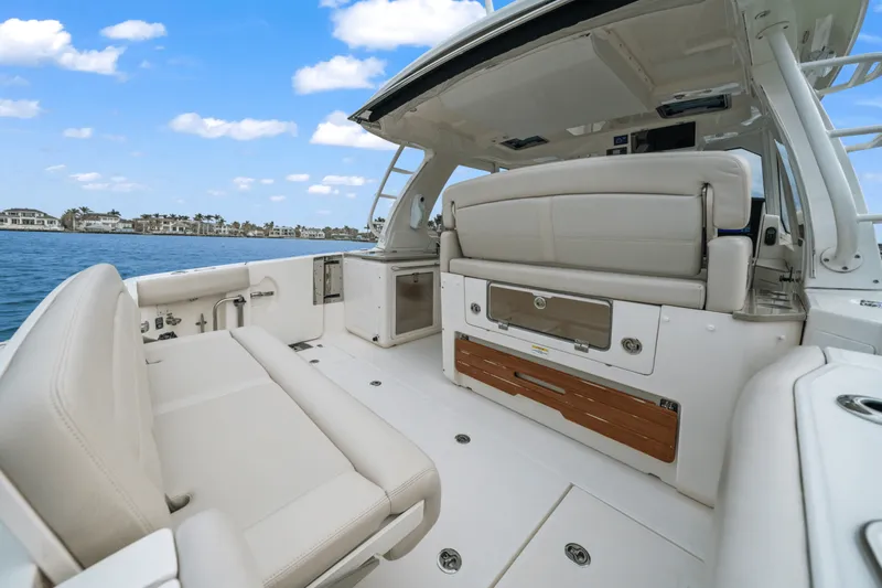 Slide: The Image of Boston Whaler 380 REALM 2022 - 26