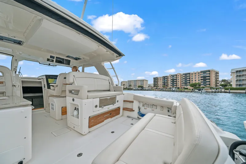 Slide: The Image of Boston Whaler 380 REALM 2022 - 28