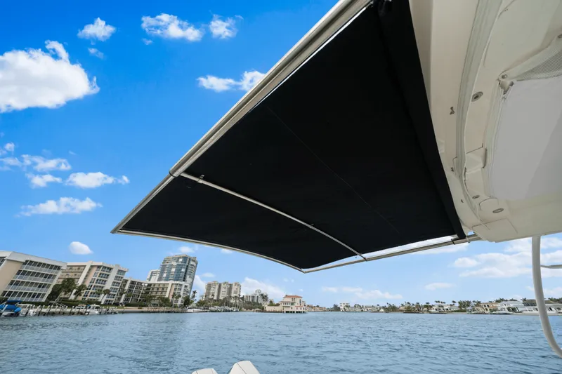 Slide: The Image of Boston Whaler 380 REALM 2022 - 31