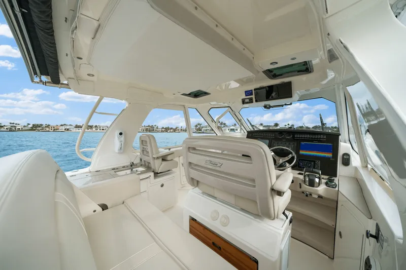 Slide: The Image of Boston Whaler 380 REALM 2022 - 36