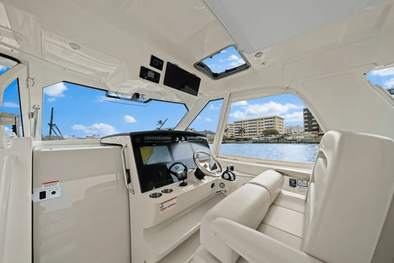 Slide: The Image of Boston Whaler 380 REALM 2022 - 37