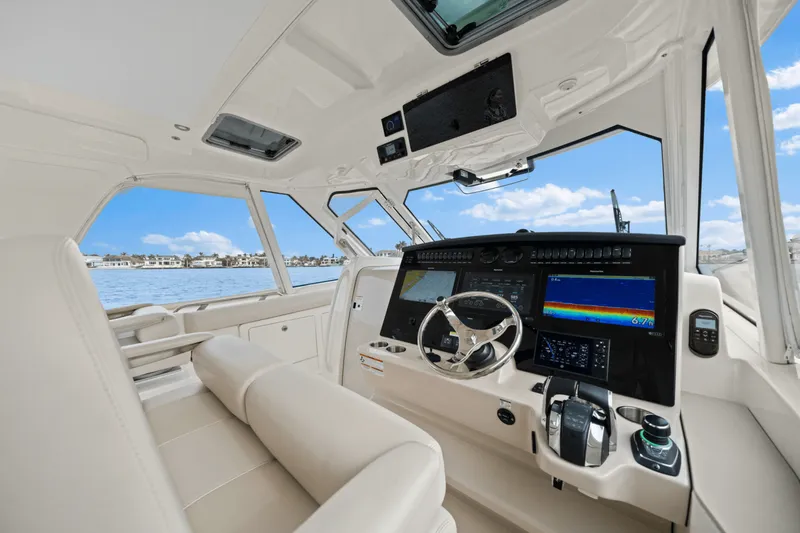 Slide: The Image of Boston Whaler 380 REALM 2022 - 38