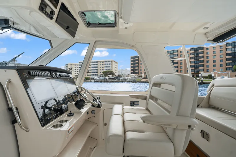 Slide: The Image of Boston Whaler 380 REALM 2022 - 39