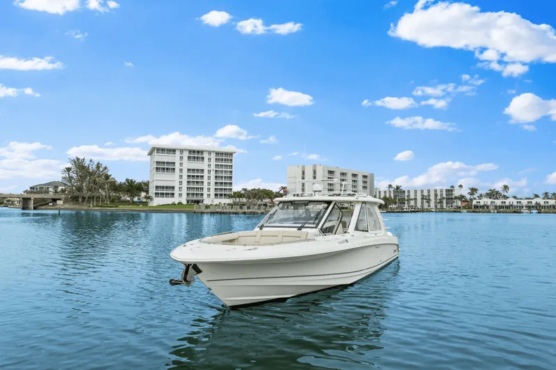 Slide: The Image of Boston Whaler 380 REALM 2022 - 4