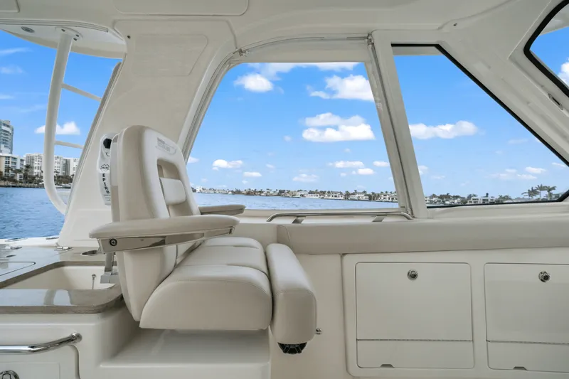 Slide: The Image of Boston Whaler 380 REALM 2022 - 40