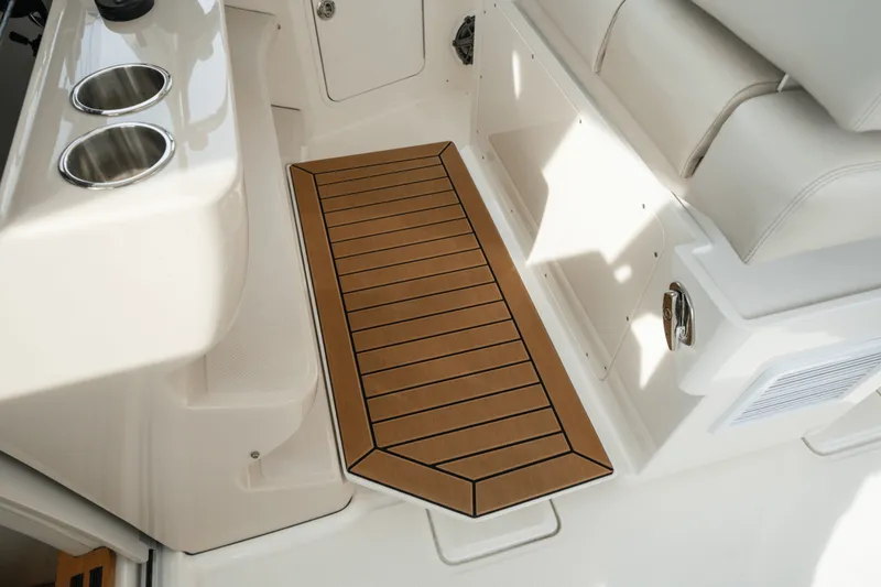 Slide: The Image of Boston Whaler 380 REALM 2022 - 49