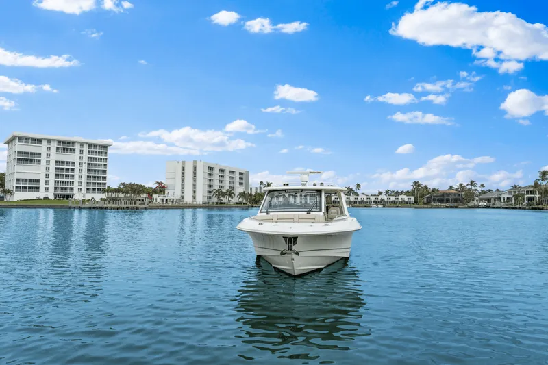 Slide: The Image of Boston Whaler 380 REALM 2022 - 5