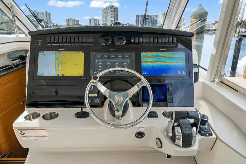 Slide: The Image of Boston Whaler 380 REALM 2022 - 50