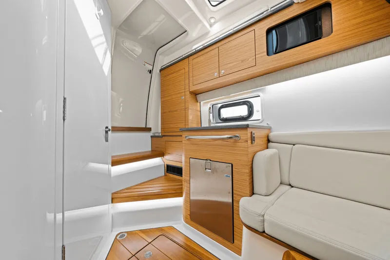 Slide: The Image of Boston Whaler 380 REALM 2022 - 54