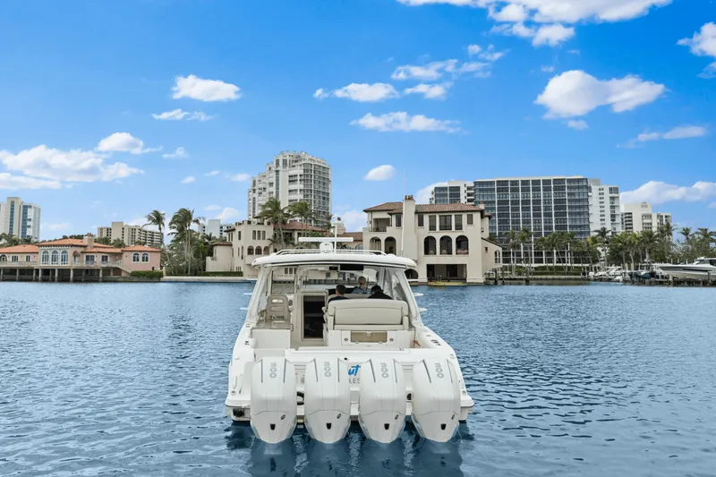 Slide: The Image of Boston Whaler 380 REALM 2022 - 9