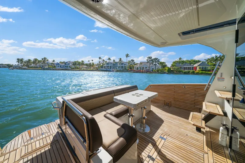 Slide: The Image of Galeon 400 FLY 2021 - 17