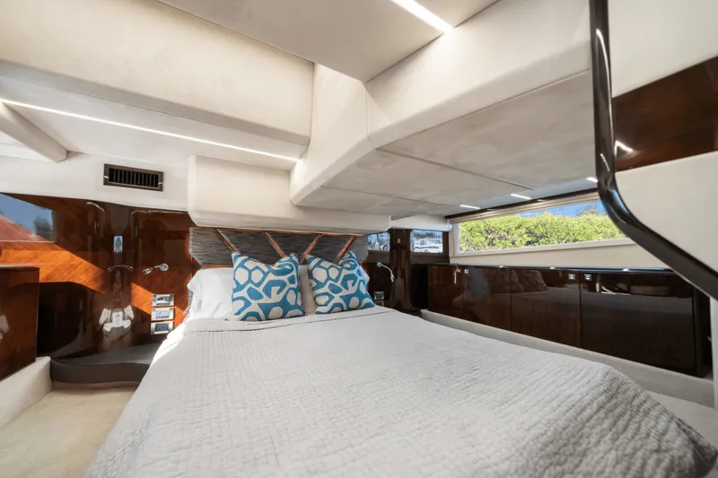 Slide: The Image of Galeon 400 FLY 2021 - 35