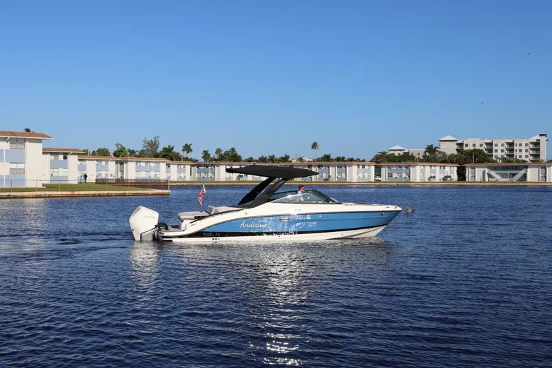 Slide: The Image of Sea Ray 280 SLX OUTBOARD 2024 - 3