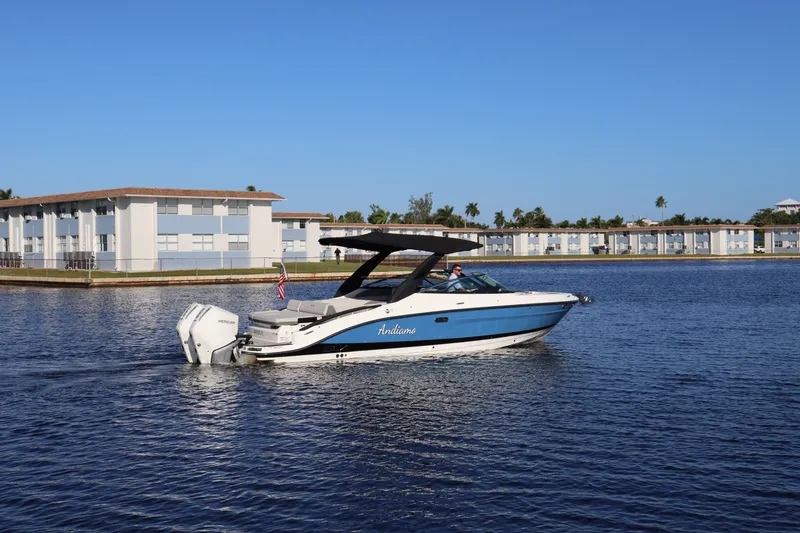 Slide: The Image of Sea Ray 280 SLX OUTBOARD 2024 - 1