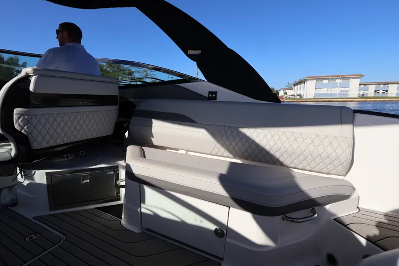 Slide: The Image of Sea Ray 280 SLX OUTBOARD 2024 - 30