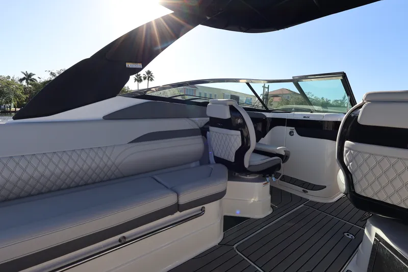 Slide: The Image of Sea Ray 280 SLX OUTBOARD 2024 - 32