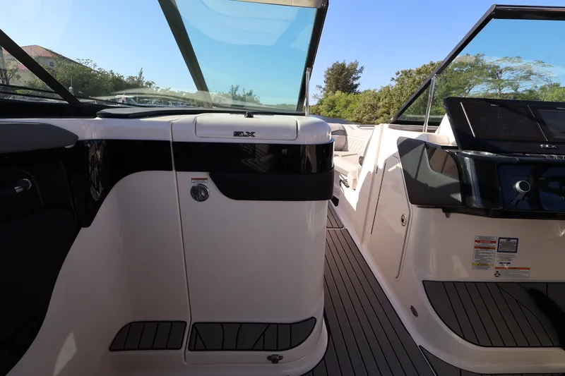 Slide: The Image of Sea Ray 280 SLX OUTBOARD 2024 - 33
