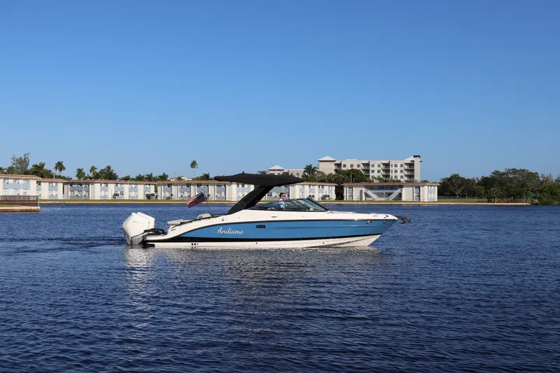 Slide: The Image of Sea Ray 280 SLX OUTBOARD 2024 - 4