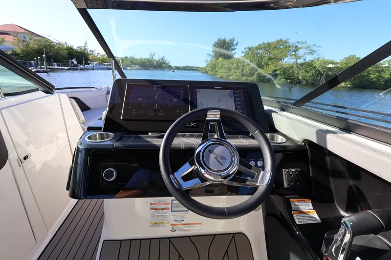 Slide: The Image of Sea Ray 280 SLX OUTBOARD 2024 - 45