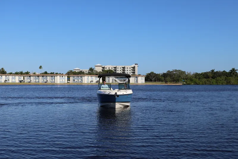 Slide: The Image of Sea Ray 280 SLX OUTBOARD 2024 - 8