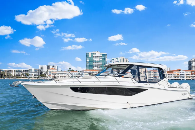 Slide: The Image of Boston Whaler 405 CONQUEST 2022 - 1