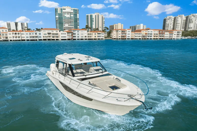 Slide: The Image of Boston Whaler 405 CONQUEST 2022 - 11