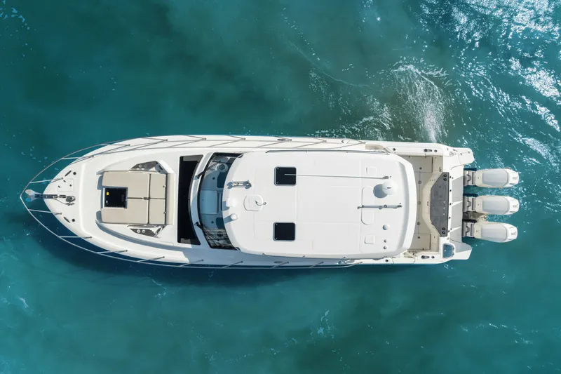 Slide: The Image of Boston Whaler 405 CONQUEST 2022 - 19