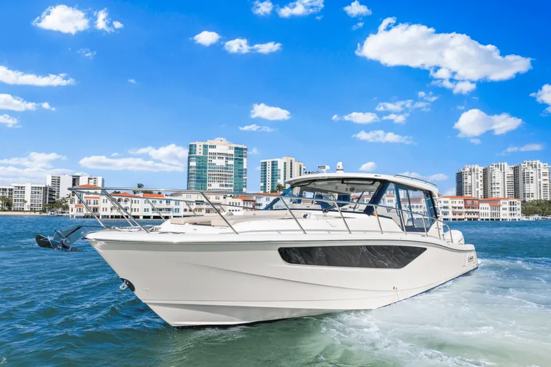 Slide: The Image of Boston Whaler 405 CONQUEST 2022 - 2
