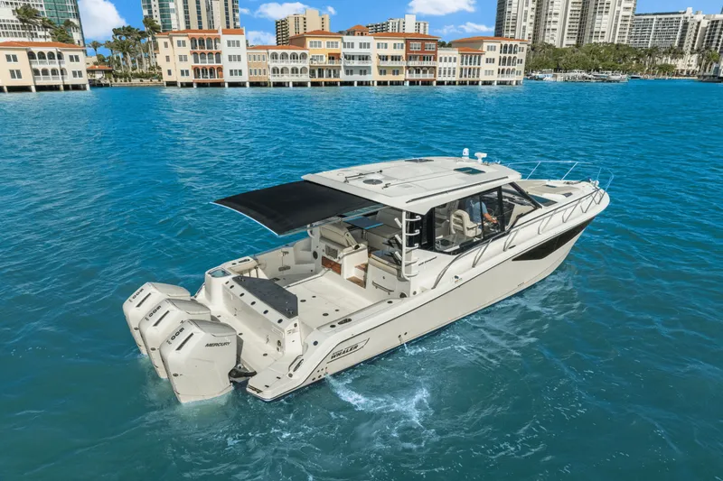 Slide: The Image of Boston Whaler 405 CONQUEST 2022 - 21