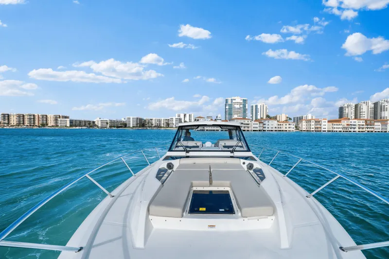 Slide: The Image of Boston Whaler 405 CONQUEST 2022 - 24