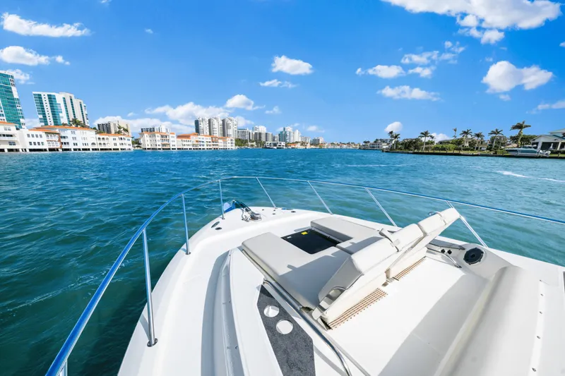 Slide: The Image of Boston Whaler 405 CONQUEST 2022 - 25