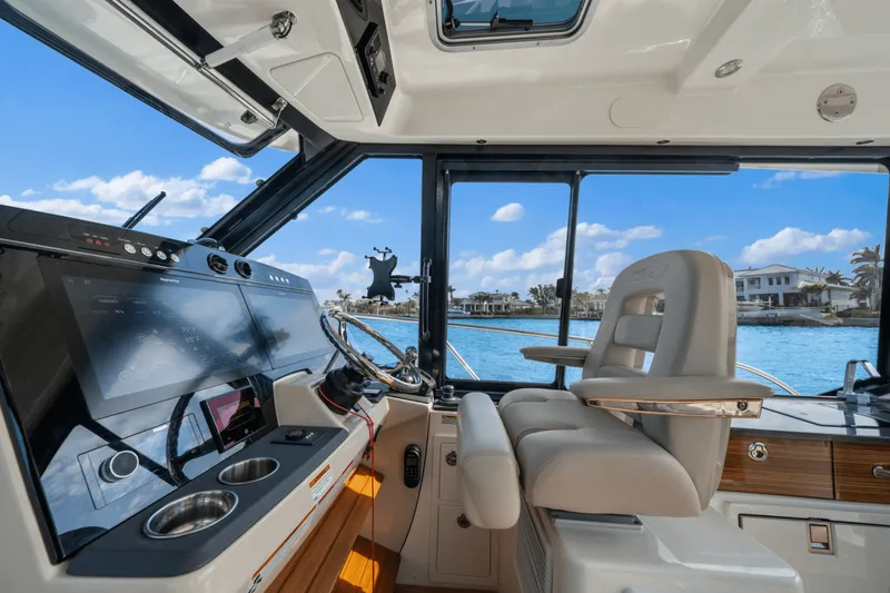 Slide: The Image of Boston Whaler 405 CONQUEST 2022 - 27