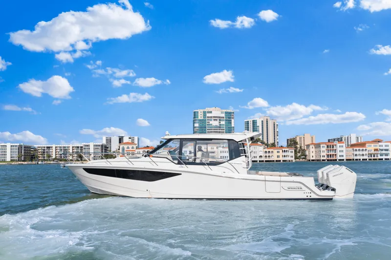 Slide: The Image of Boston Whaler 405 CONQUEST 2022 - 3