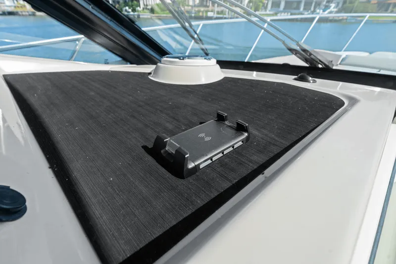 Slide: The Image of Boston Whaler 405 CONQUEST 2022 - 31