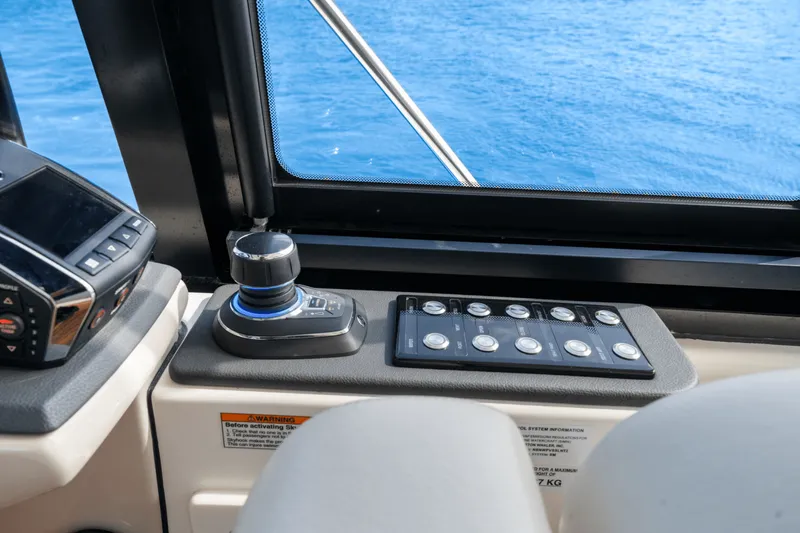 Slide: The Image of Boston Whaler 405 CONQUEST 2022 - 33