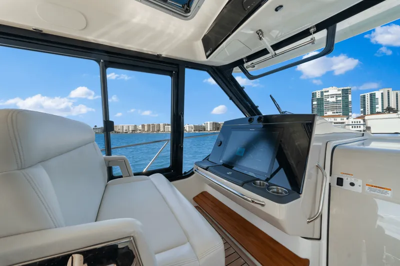 Slide: The Image of Boston Whaler 405 CONQUEST 2022 - 34