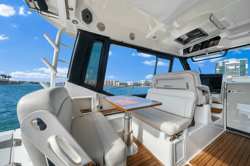 Slide: The Image of Boston Whaler 405 CONQUEST 2022 - 35