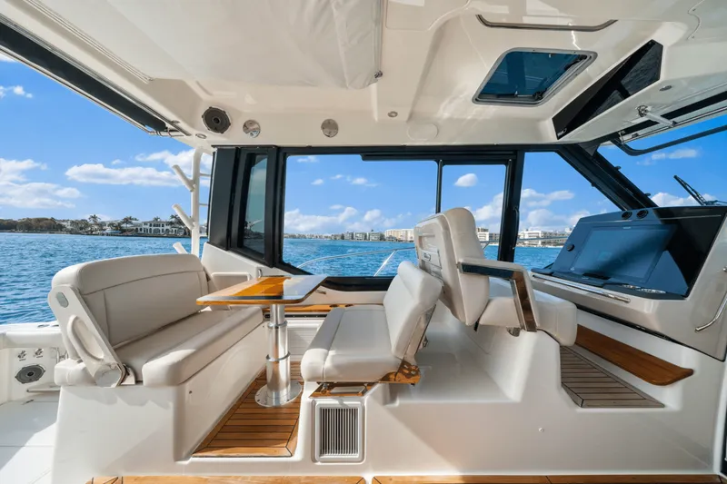 Slide: The Image of Boston Whaler 405 CONQUEST 2022 - 36
